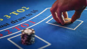 Layar tampilan sportsbook dan live casino qqpoker di perangkat mobile